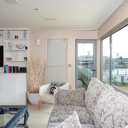 Harbourside Luxury Apartment